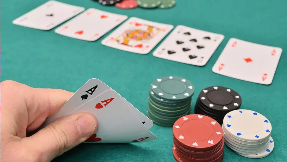 快来下载炸金花游戏APP，感受棋牌竞技魅力！(图1)